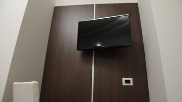 Camera 2 | 5 bedrooms, in-room safe, desk, soundproofing