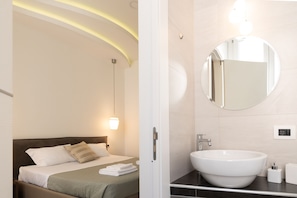 5 chambres, coffres-forts dans les chambres, bureau