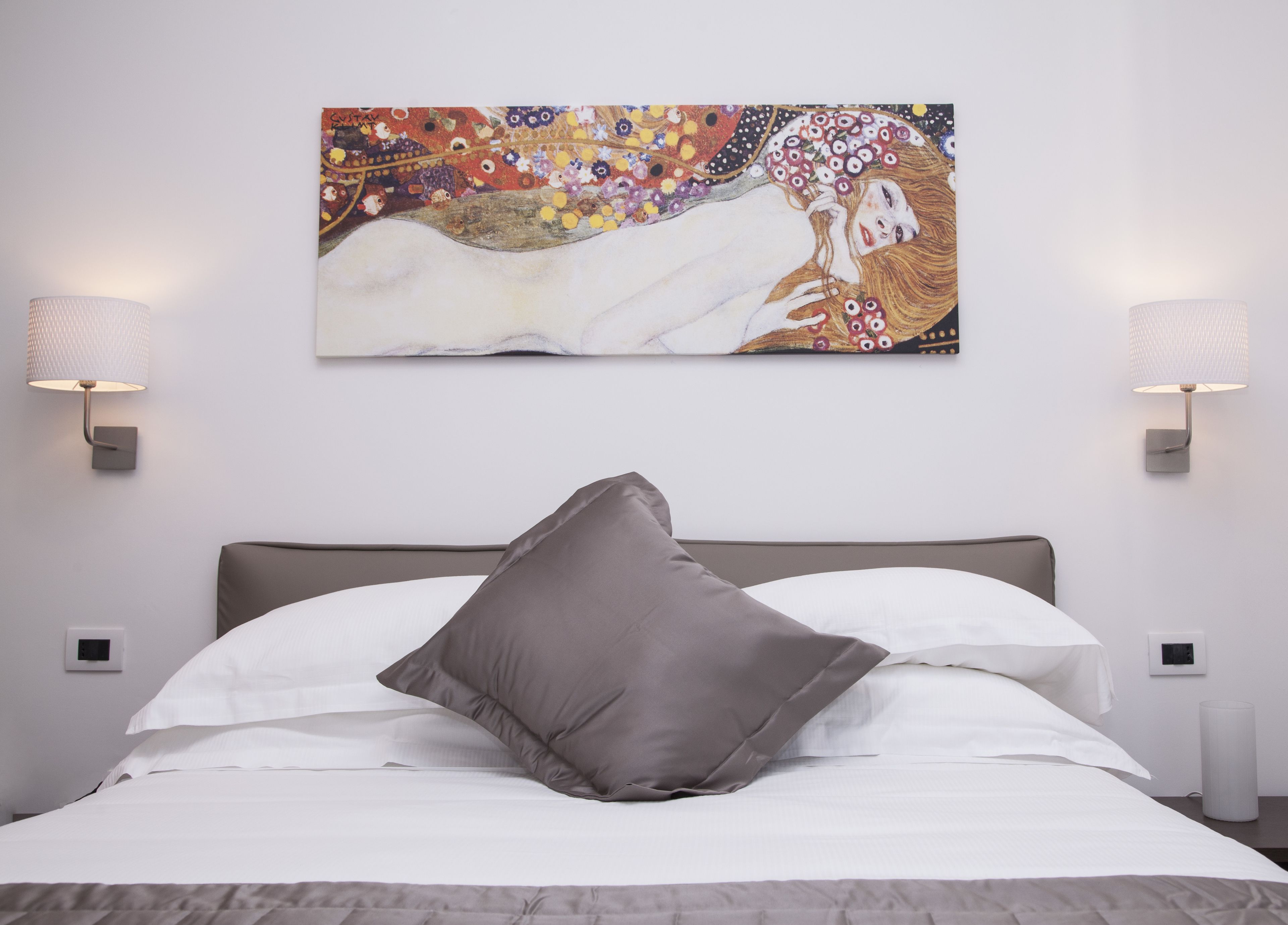 5 bedrooms, in-room safe, desk, soundproofing