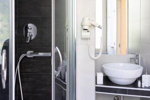 Camera 5 | 5 bedrooms, in-room safe, desk, soundproofing