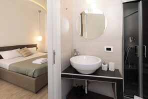5 chambres, coffres-forts dans les chambres, bureau