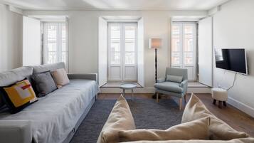 Departamento, 1 habitación | Área de sala de estar | Televisión de pantalla plana de 43 pulgadas con canales por cable