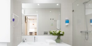 Sturta, regnsturtuhaus, vistvænar snyrtivörur, hárblásari