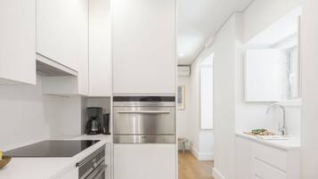 Estudio Deluxe | Cocina privada | Cafetera y tetera, refrigerador, microondas y horno