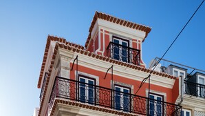 A multi-story building with balconies and a clear blue sky. - LSA Bairro Alto by Numa (Lisbon)