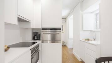 Deluxe Studio | Private kitchen | Fridge, microwave, oven, stovetop
