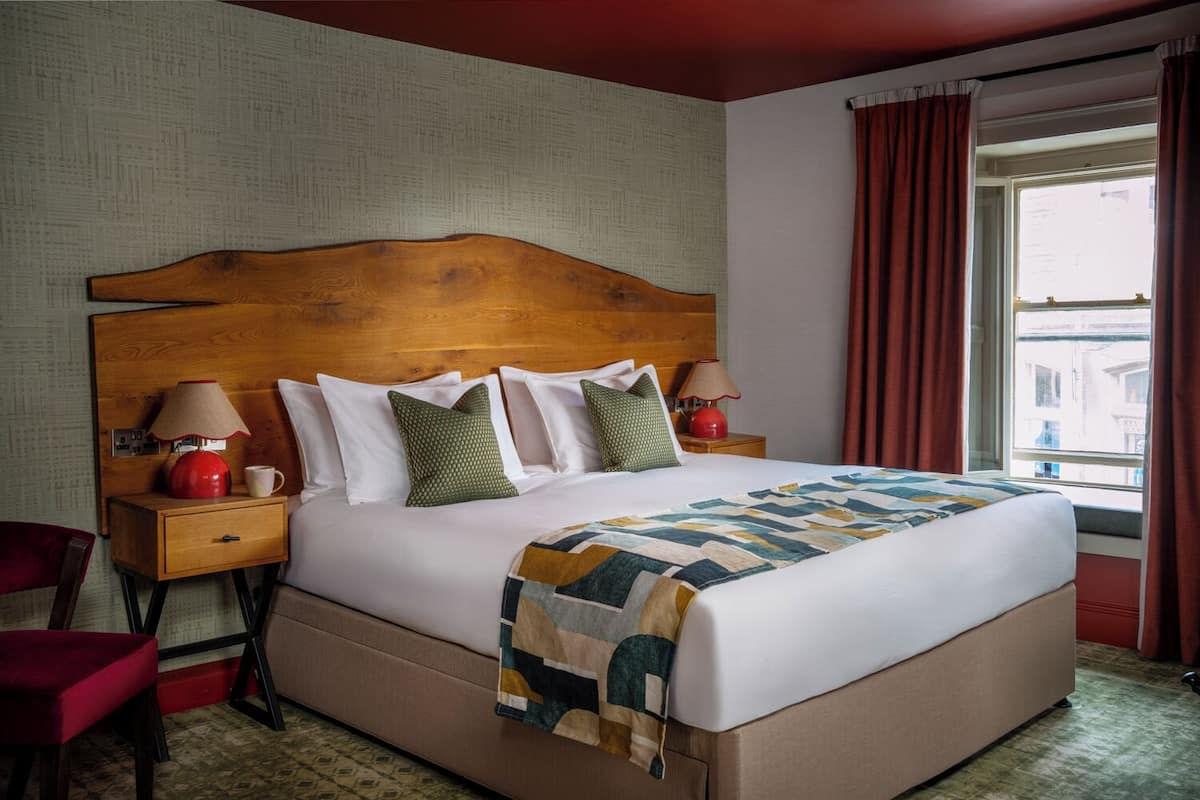 مساحة عمل للكمبيوتر المحمول وواي فاي مجانًا وملاءات أسرّة