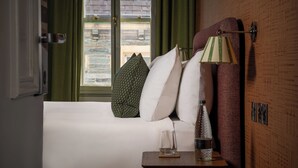 Small Cosy Double Room | مساحة عمل للكمبيوتر المحمول وواي فاي مجانًا وملاءات أسرّة