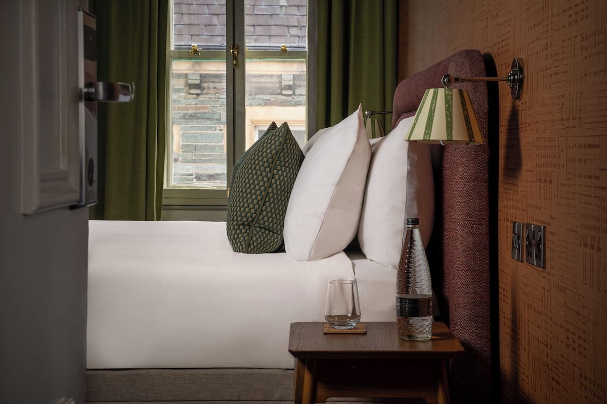 Small Cosy Double Room | Khu vực làm việc phù hợp cho laptop 