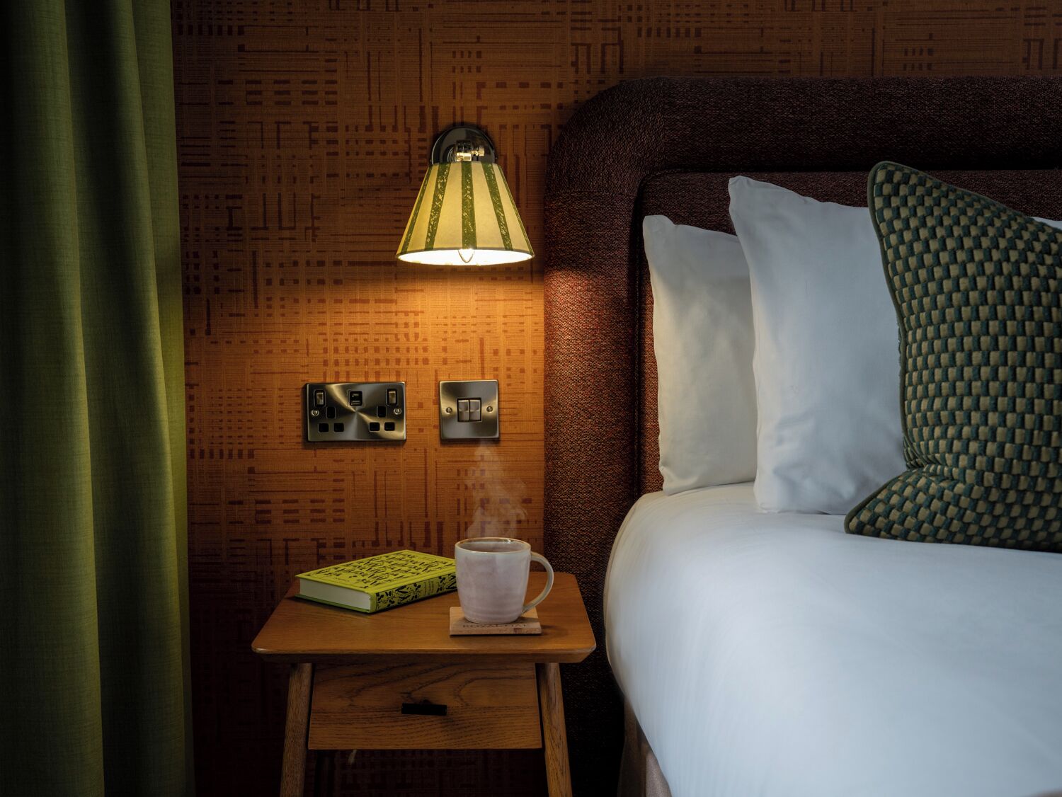 Small Cosy Double Room | Laptop workspace, free WiFi, bed sheets, wheelchair access