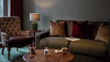 Premier-værelse med dobbeltseng eller 2 enkeltsenge - 1 soveværelse | Arbejdsområde til bærbare computere, gratis Wi-Fi, sengetøj