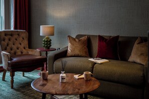 Feature Double or Twin with Sofa Bed | Laptop workspace, free WiFi, bed sheets, wheelchair access - Royal Oak at Keswick (Keswick)