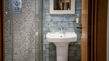 Shower, rainfall showerhead, free toiletries, towels
