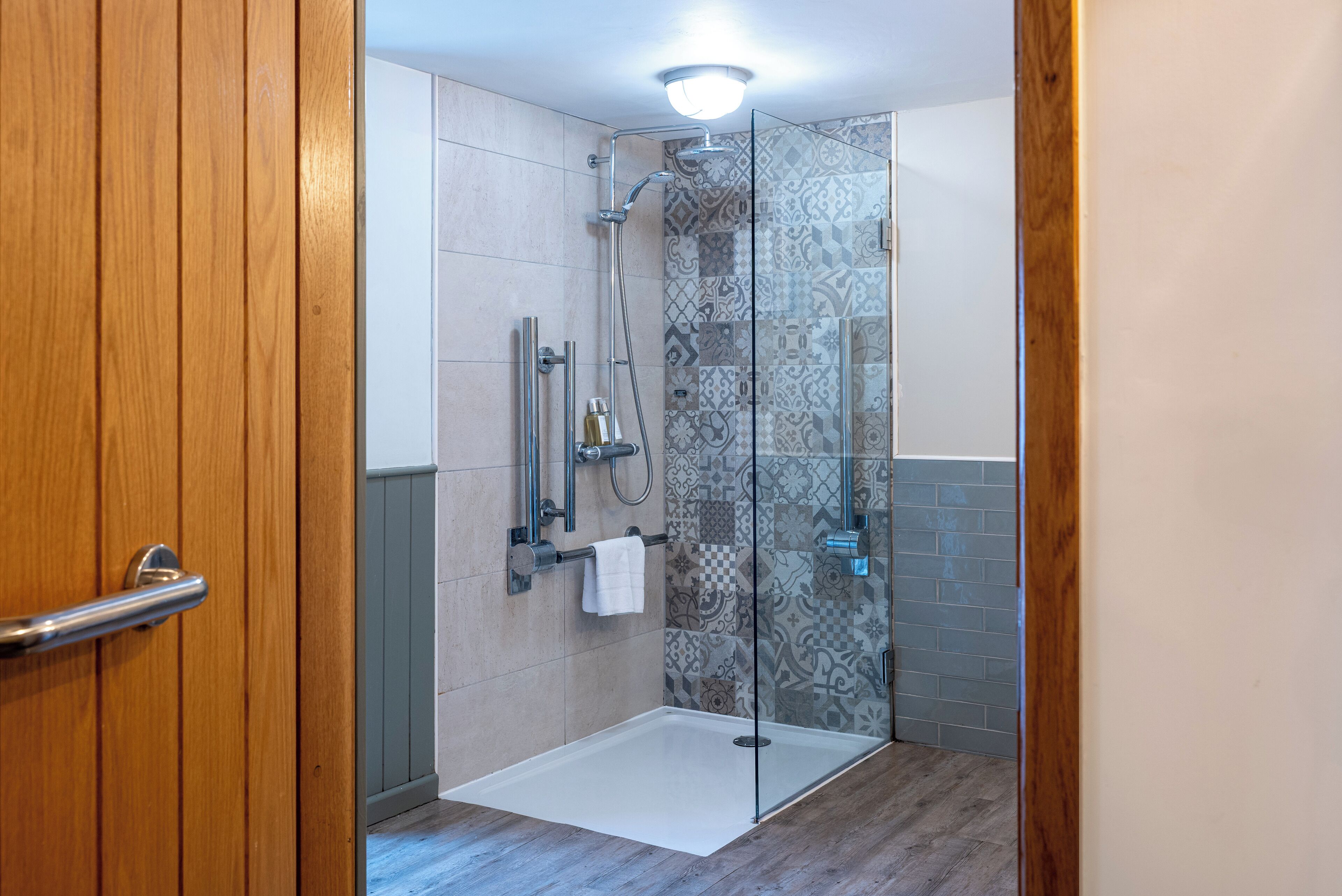 Shower, rainfall showerhead, free toiletries, towels