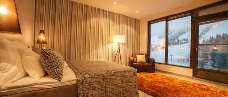 Roupas de cama premium, ferros/tábuas de passar roupa, berços grátis