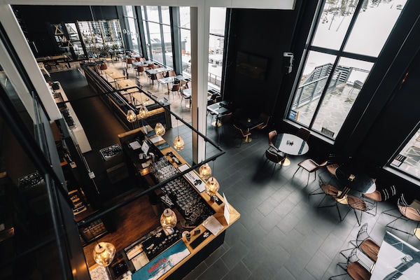 Petit déjeuner et dßner servis sur place, spécialités Cuisine locale