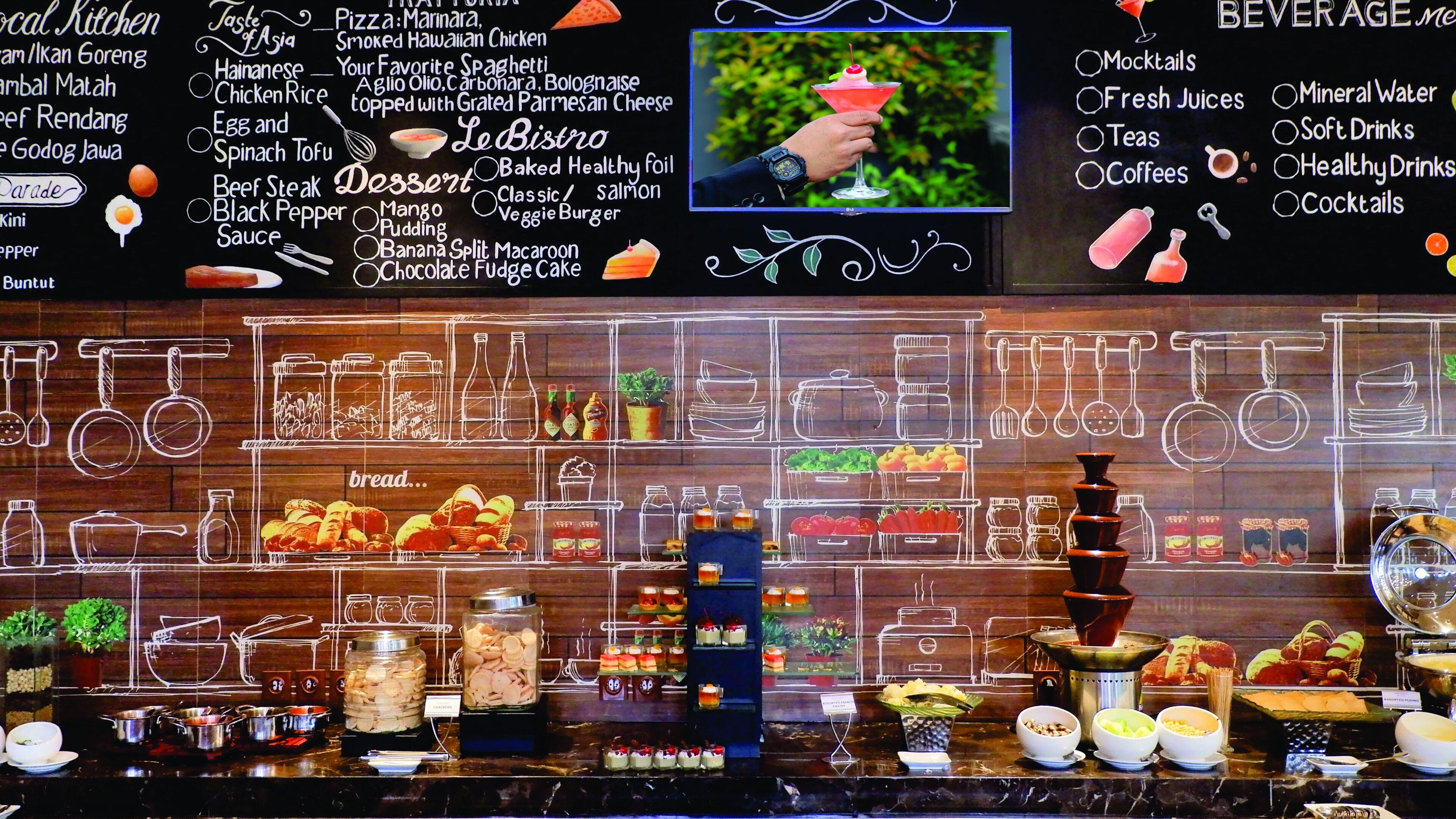 Un restaurant dont le menu est écrit à la craie sur un tableau, et qui propose différents plats et boissons.