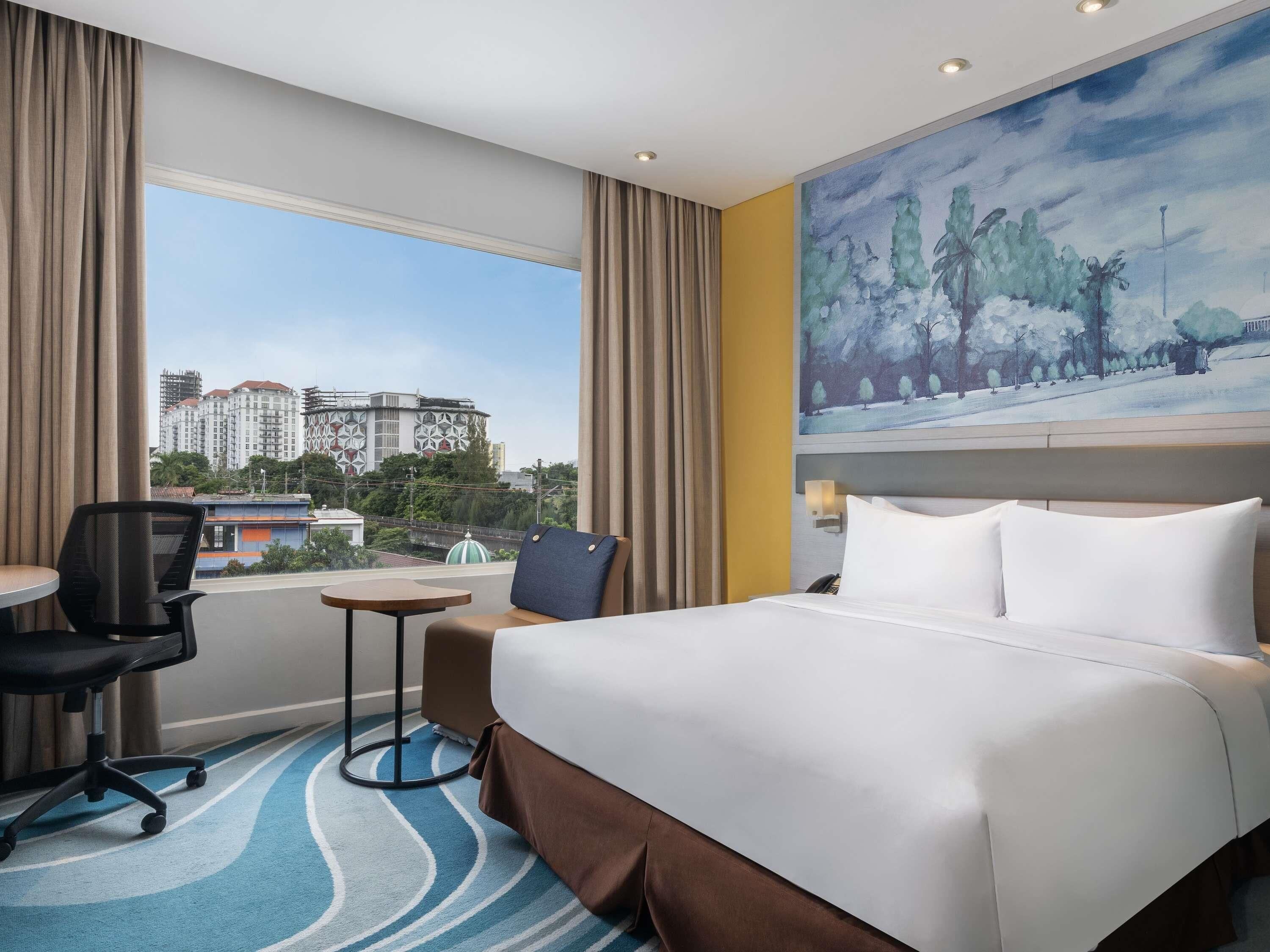 迷你吧、客房内保险箱、办公桌、隔音