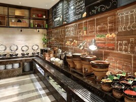 Melayani sarapan, makan siang, dan makan malam