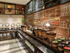 朝食、ランチ、ディナーに営業 (多国籍料理)