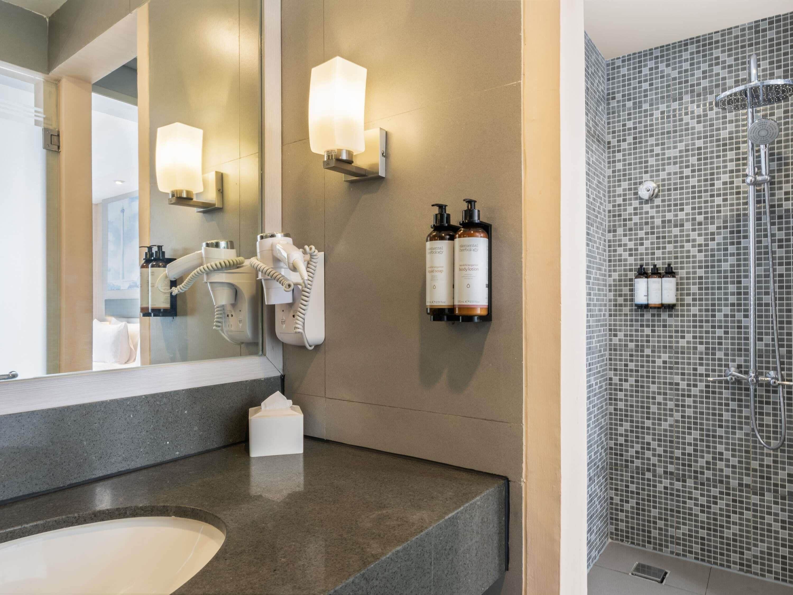 迷你吧、客房内保险箱、办公桌、隔音