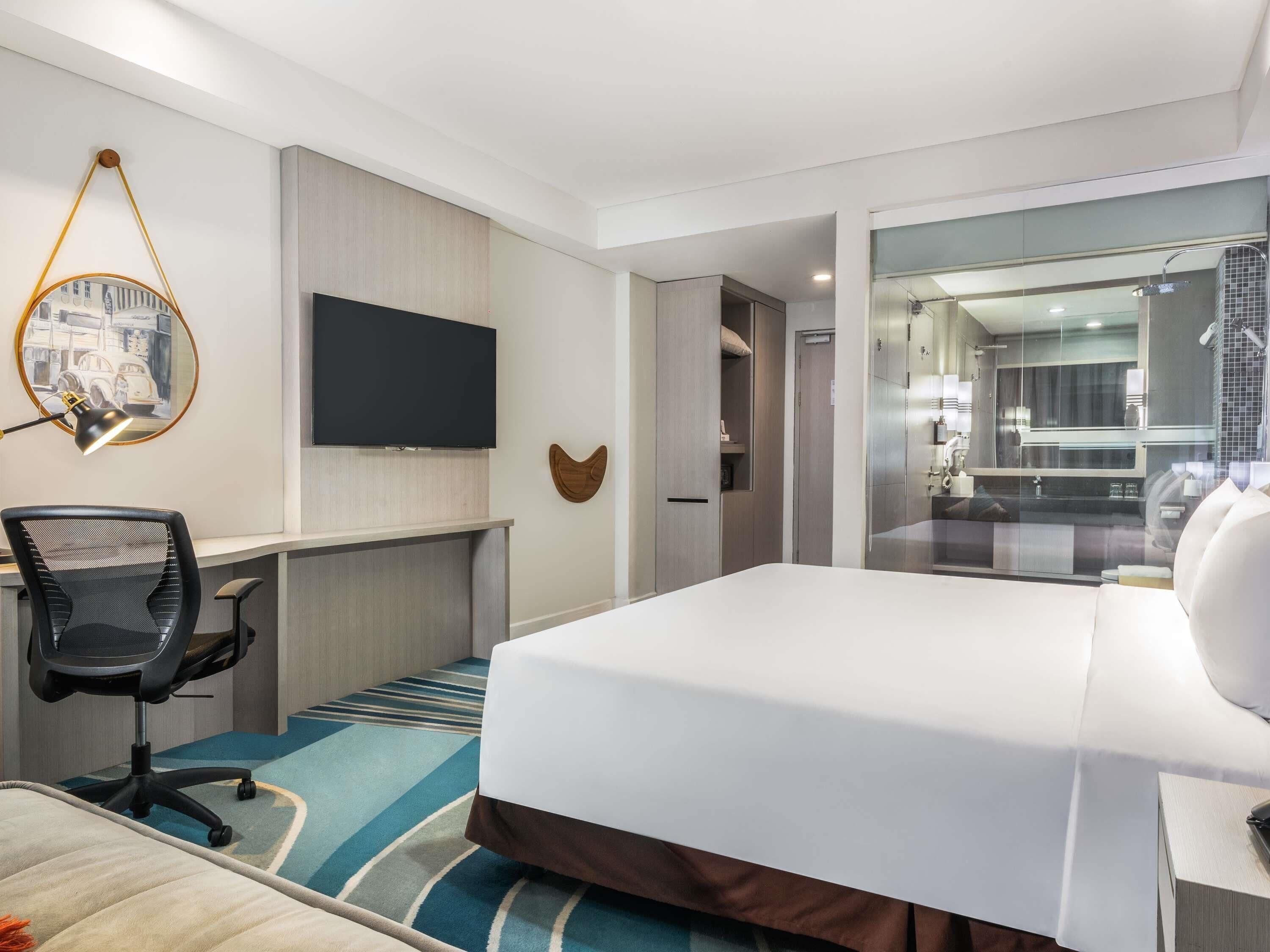 Habitación Deluxe | Minibar, caja de seguridad en la habitación y escritorio 