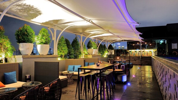 2 Bars/Lounges, Bar auf der Dachterrasse