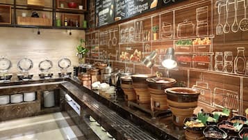 Se sirven desayunos, comidas, cenas y cocina internacional