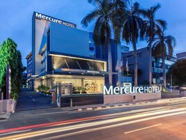 Bagian depan properti - sore/malam