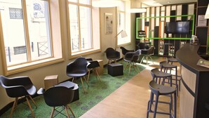 Een modern interieur met grote ramen, een bar en zithoeken.