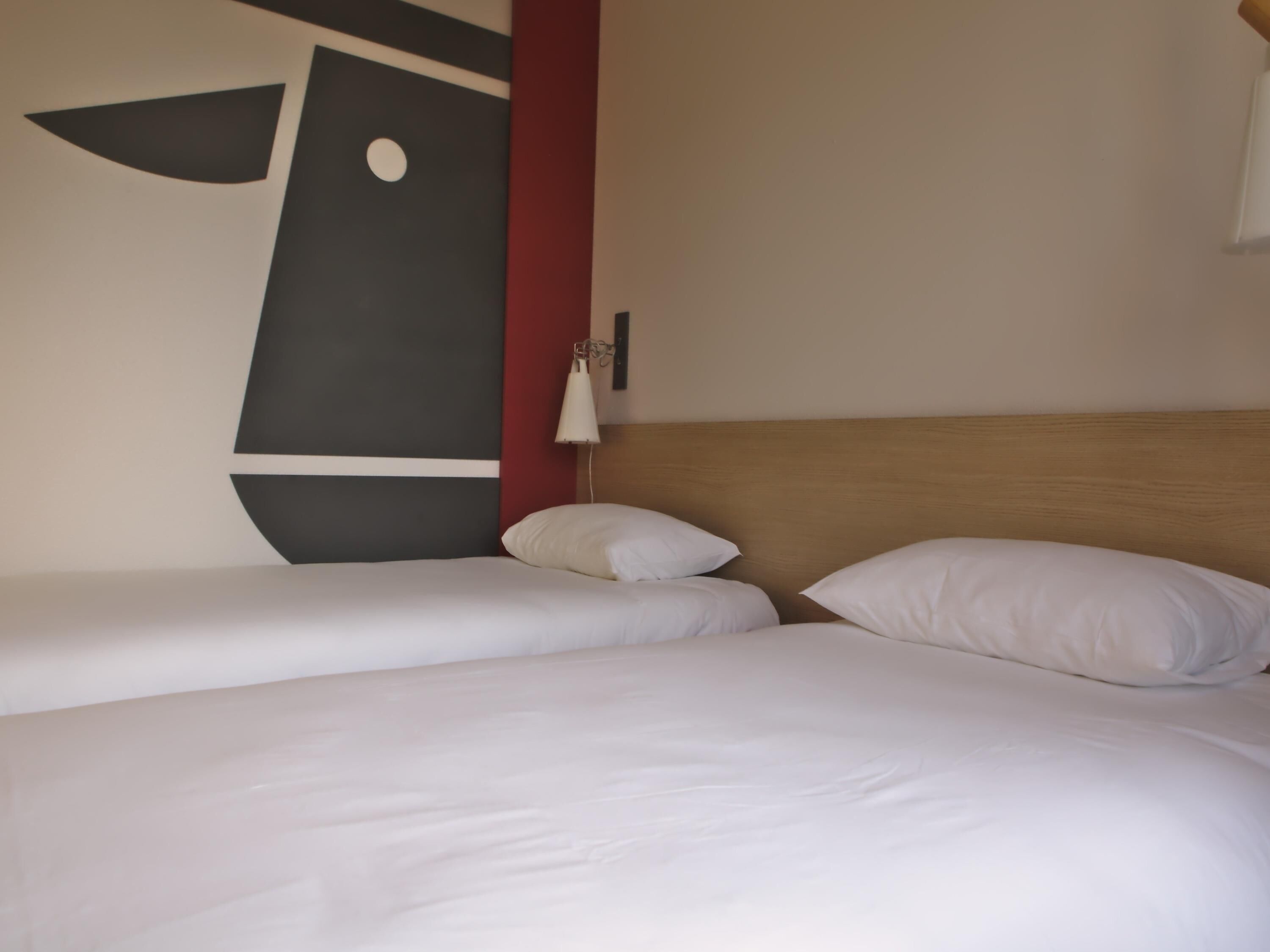 Habitación estándar, 2 camas individuales | Ropa de cama de alta calidad y escritorio 