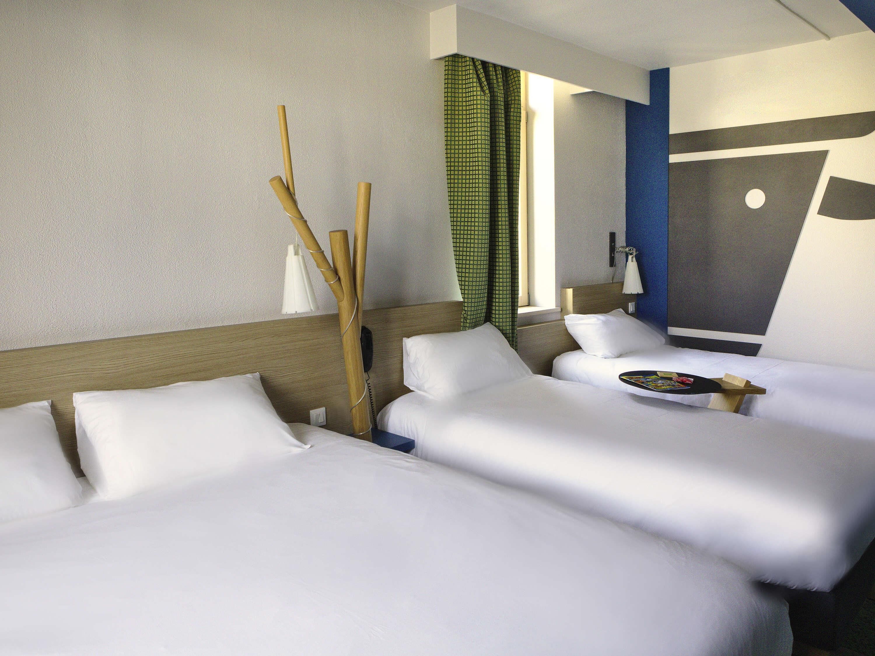 Luxe beddengoed, een bureau, een laptopwerkplek