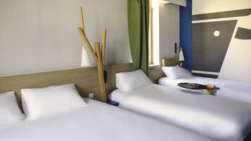 Luxe beddengoed, een bureau, een laptopwerkplek