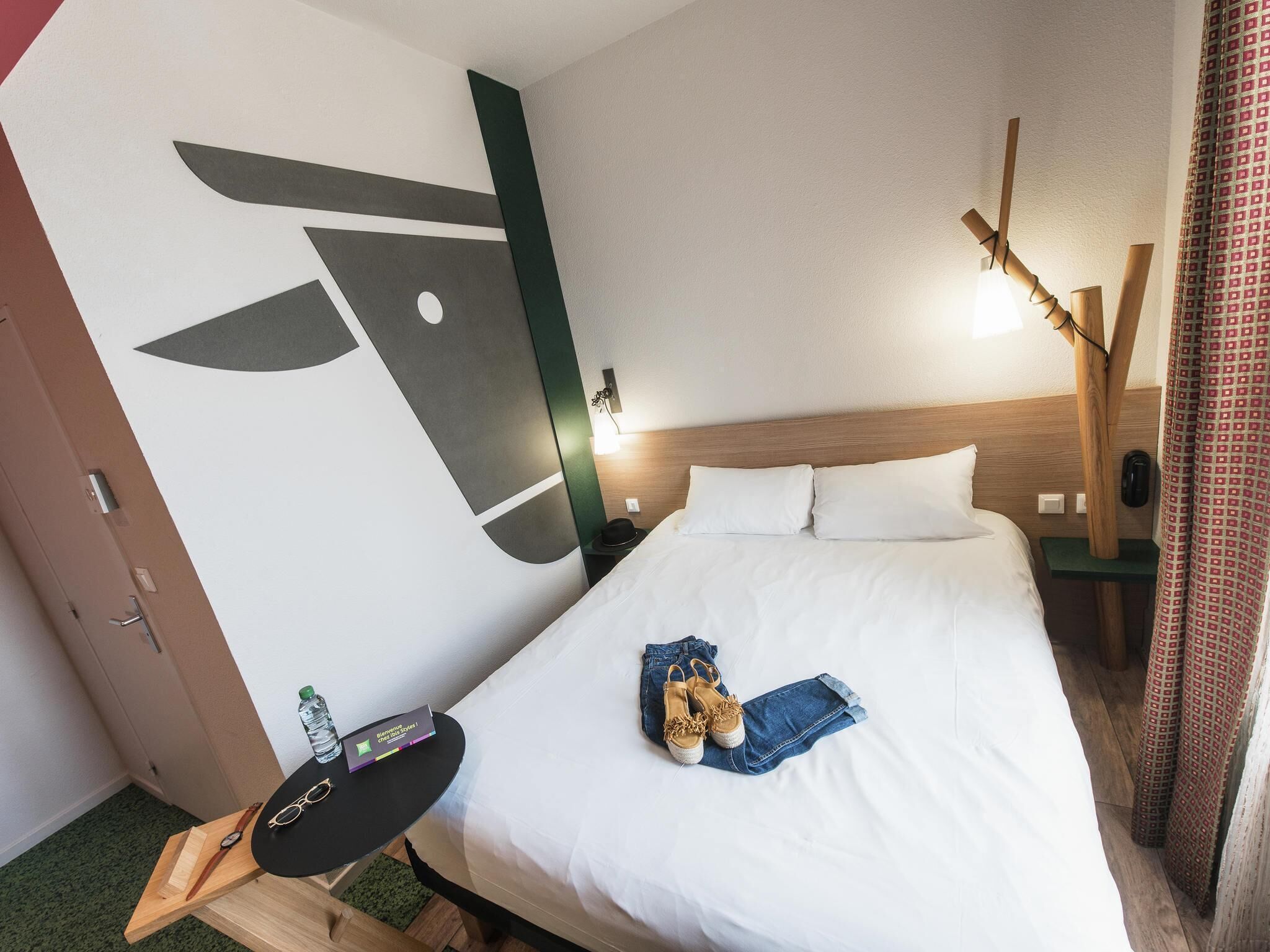 Quarto standard, 1 cama de casal | Roupas de cama premium, escrivaninha, espaço de trabalho para notebook