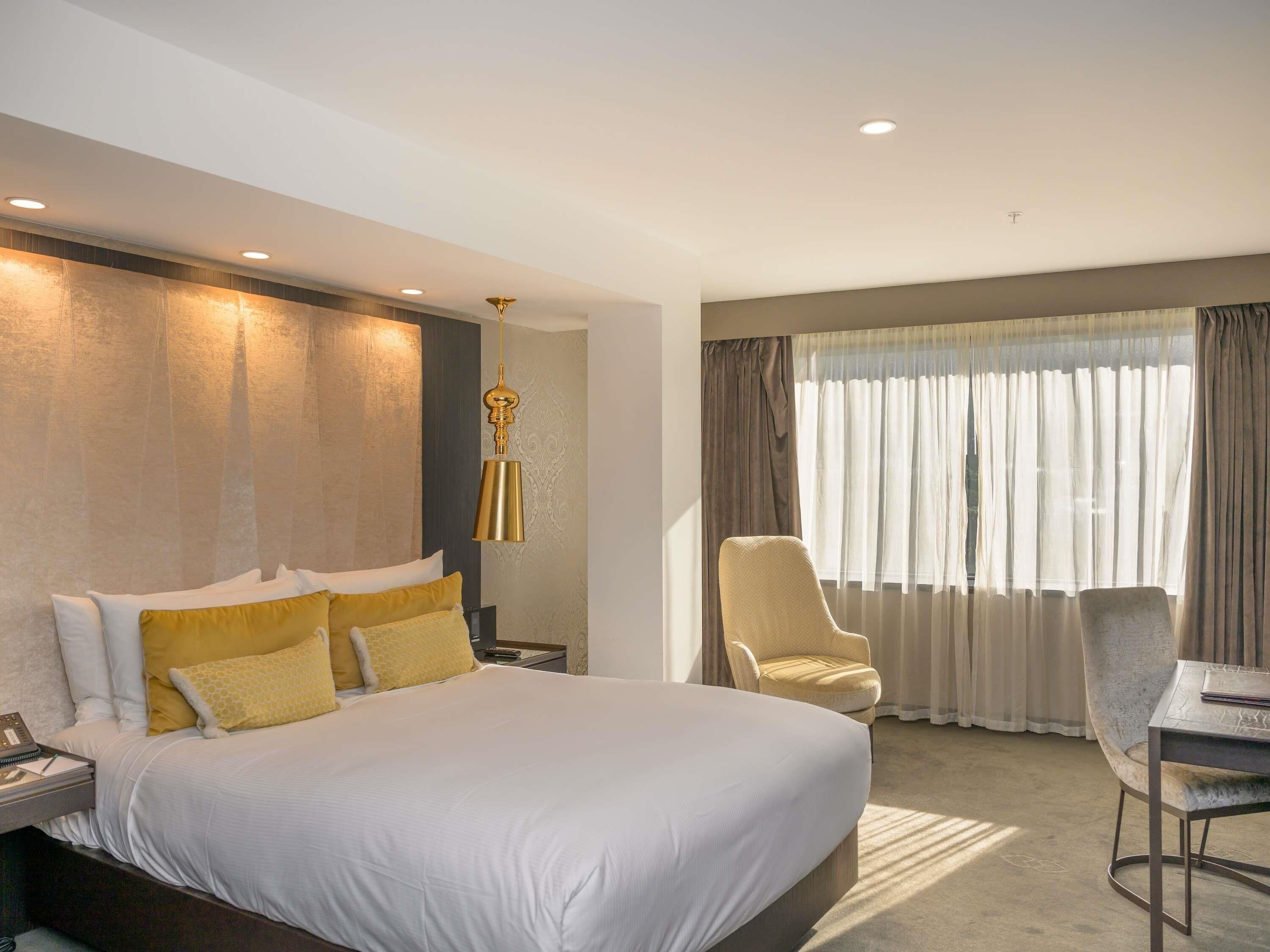 Superior Room, 1 Queen Bed | Premium bedding, minibar, in-room safe, desk