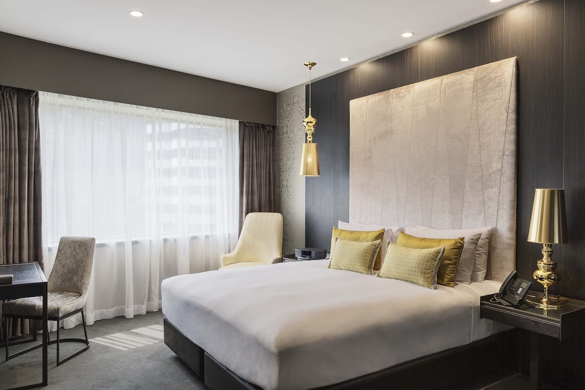 Seprai premium, minibar, brankas, dan meja kerja