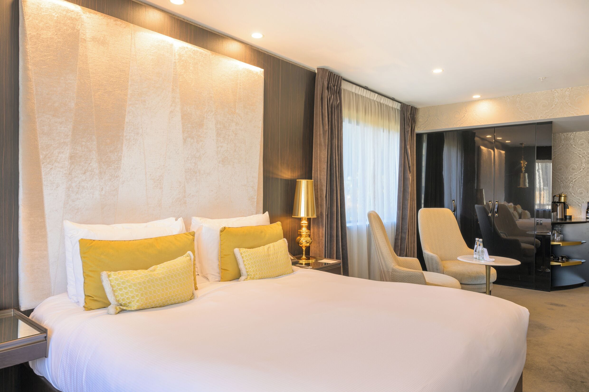 Luxe beddengoed, een minibar, een kluis op de kamer, een bureau