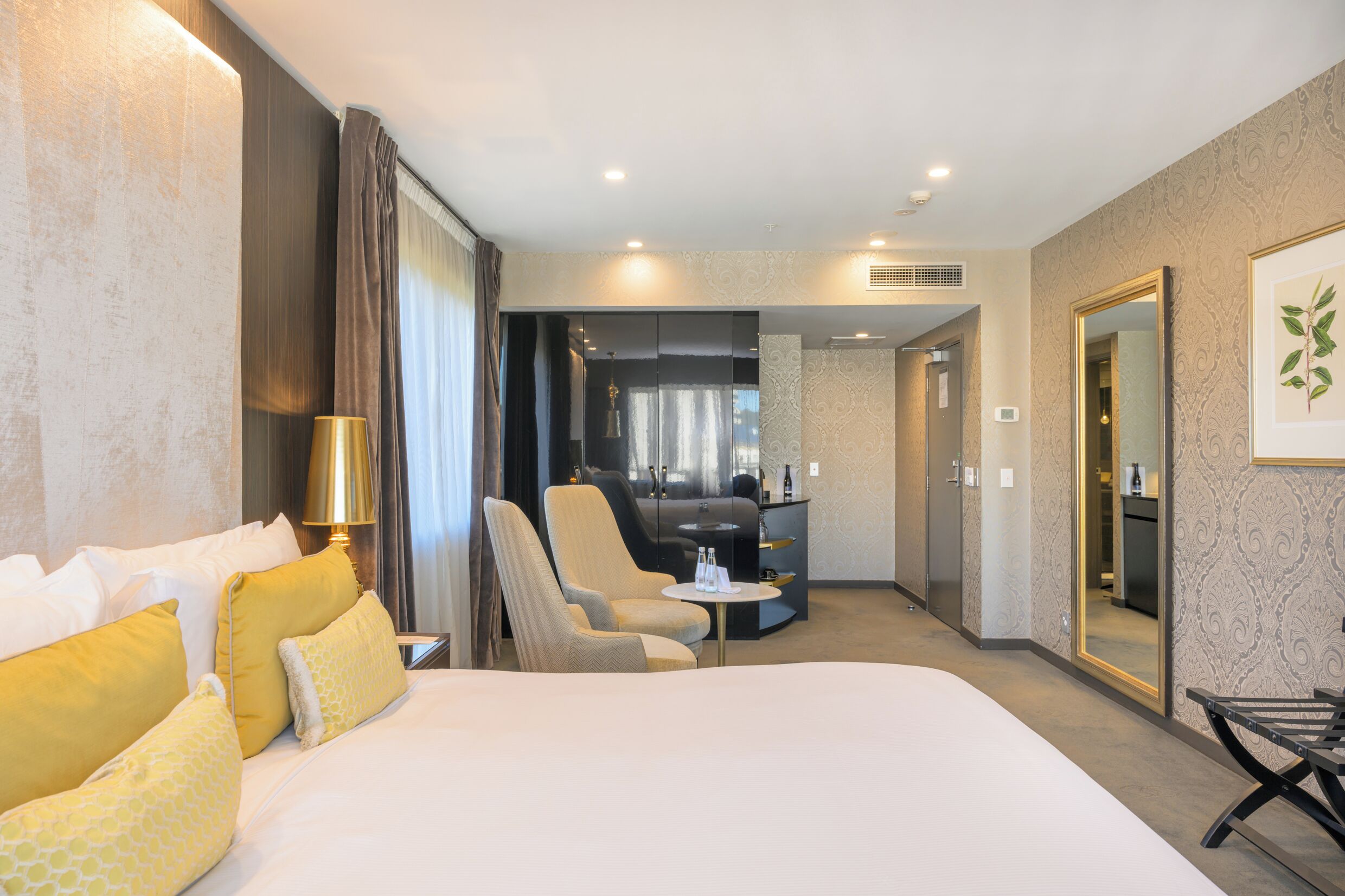 Executive Room, 1 King Bed (Club Access) | Premium bedding, minibar, in-room safe, desk