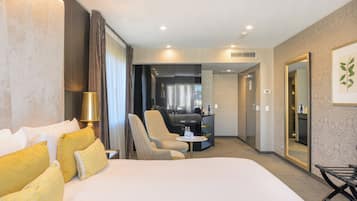 Executive Room, 1 King Bed (Club Access) | Premium bedding, minibar, in-room safe, desk