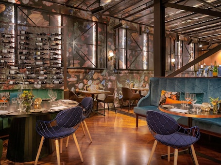 Se sirven desayunos, almuerzos y cenas; cocina internacional