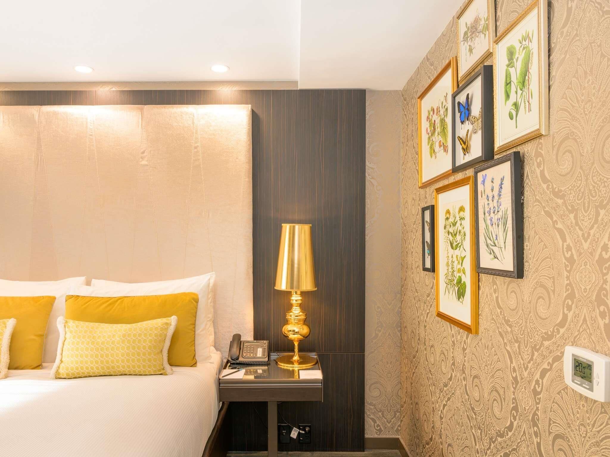 Classic Room, 1 Queen Bed, Accessible (Accessible) | Premium bedding, minibar, in-room safe, desk