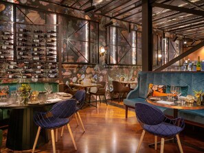 供應早餐、午餐和晚餐，國際料理