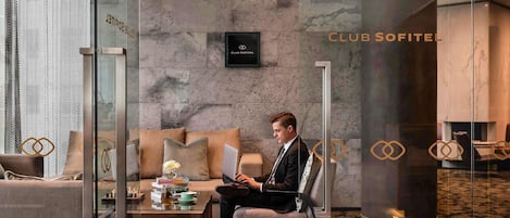 Luxury Room, 1 King Bed, Club Lounge Access | Premium bedding, minibar, in-room safe, desk