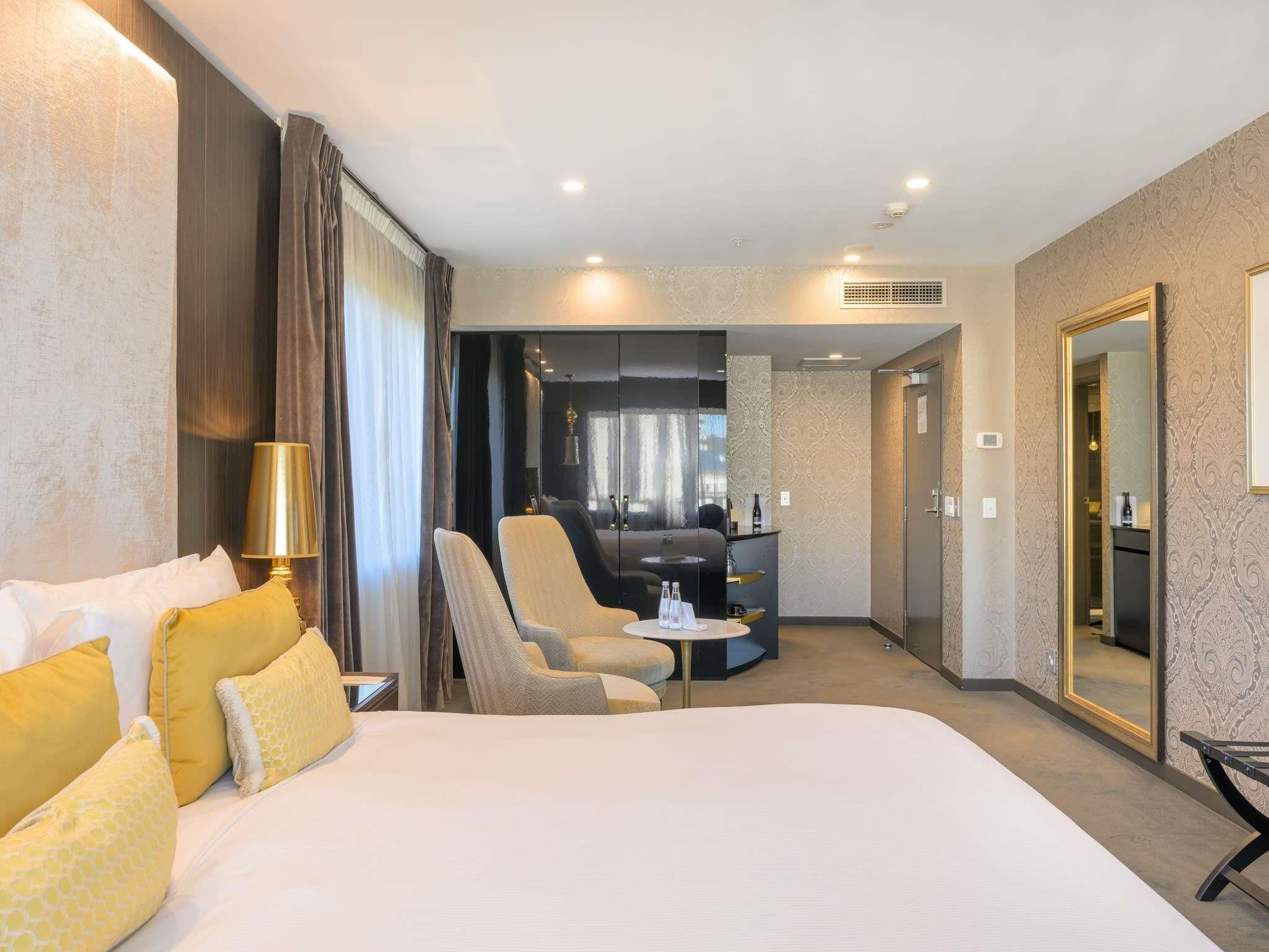 Luxury Room, 1 King Bed, Club Lounge Access | Premium bedding, minibar, in-room safe, desk