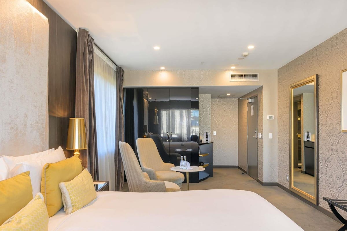 Luxury Room, 1 King Bed, Club Lounge Access