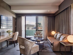 고급 침구, 미니바, 객실 내 금고, 책상