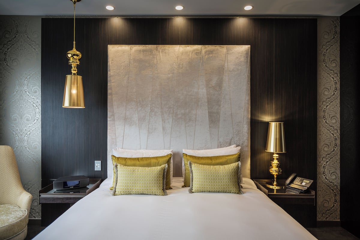 Seprai premium, minibar, brankas, dan meja kerja