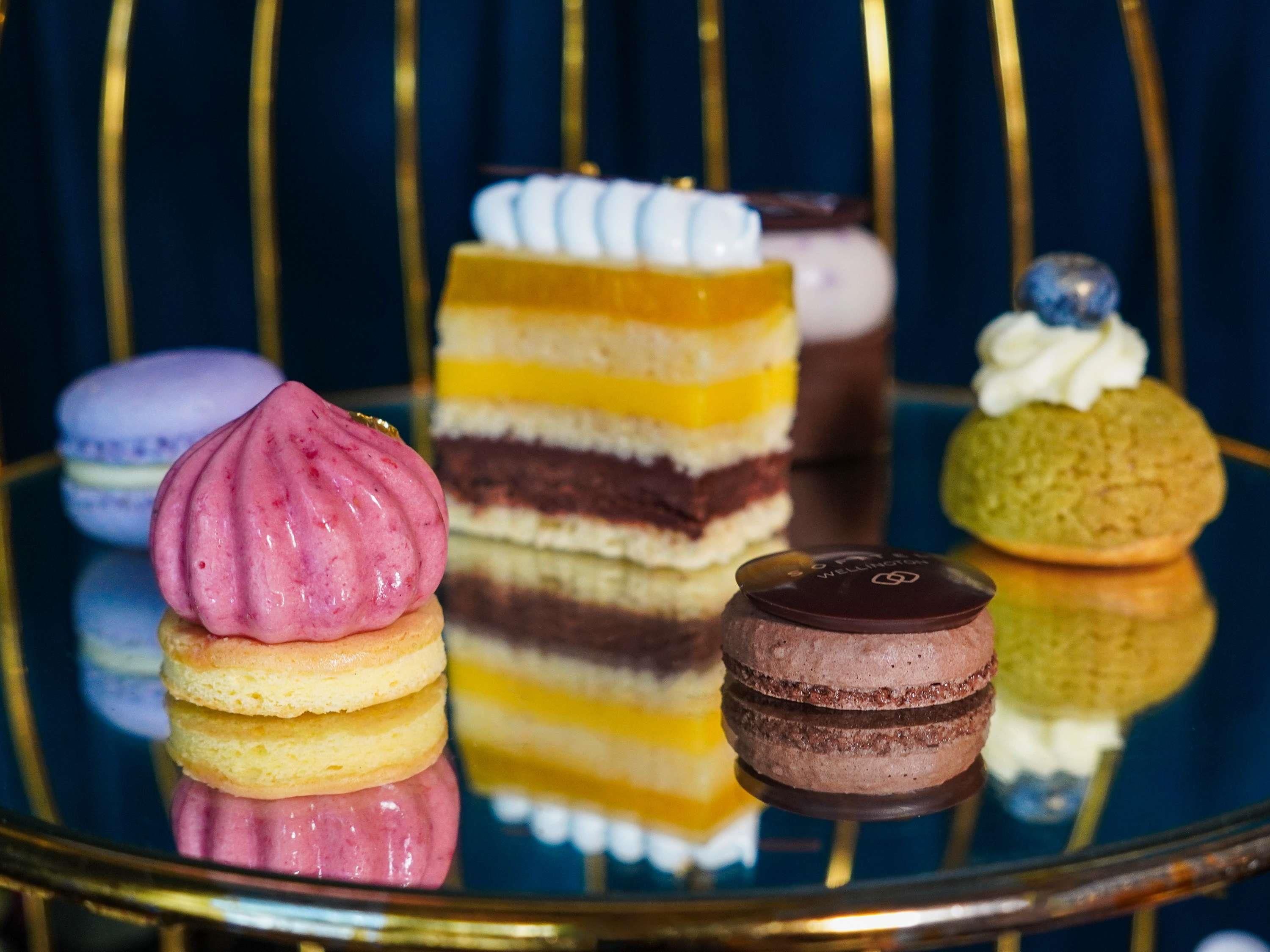 Diversos postres sobre una superficie de vidrio reflectante.
