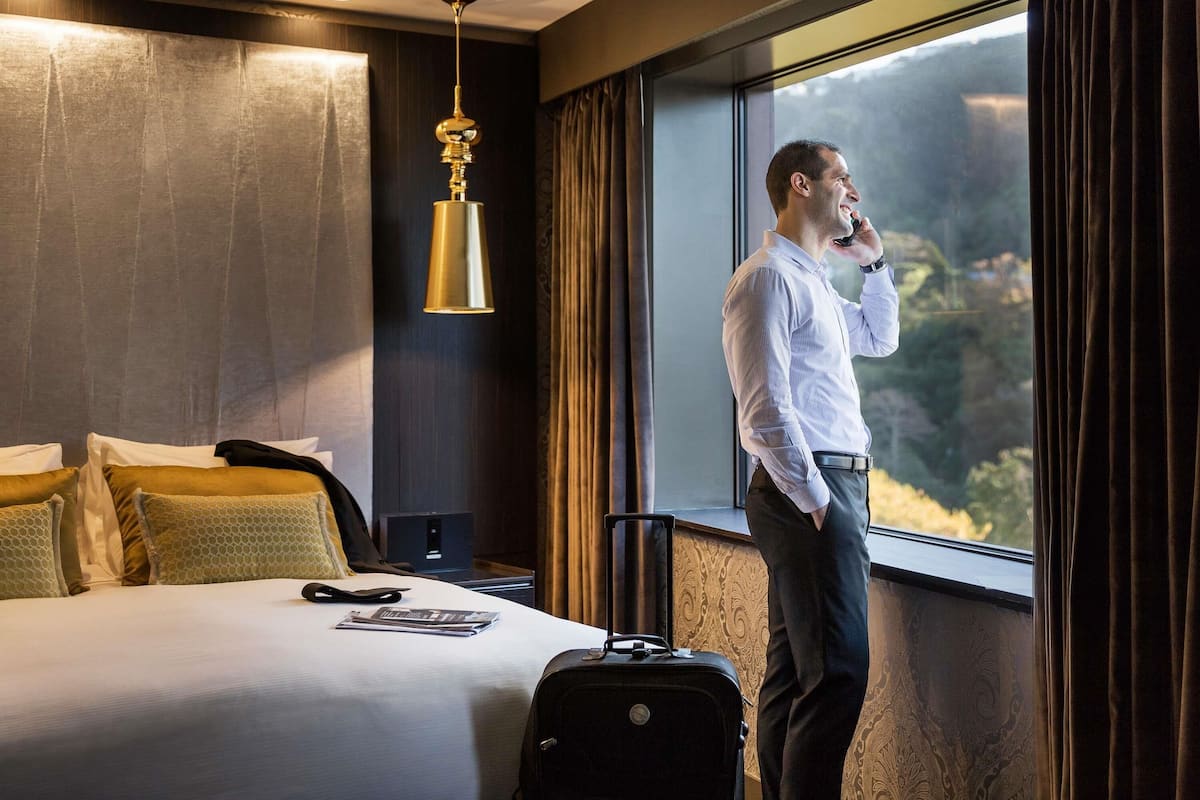 Seprai premium, minibar, brankas, dan meja kerja