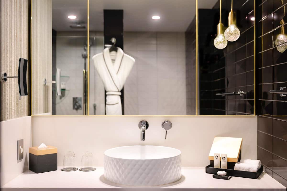 Hochwertige Bettwaren, Minibar, Zimmersafe, Schreibtisch